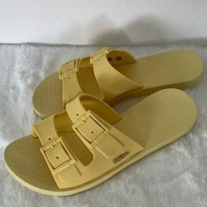 Melissa Sun Malibu Slide Sandal Yellow Size: 7M Lightly fruit-Scented PVC NIB